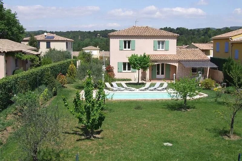 Villa in very quiet residential area with secure pool