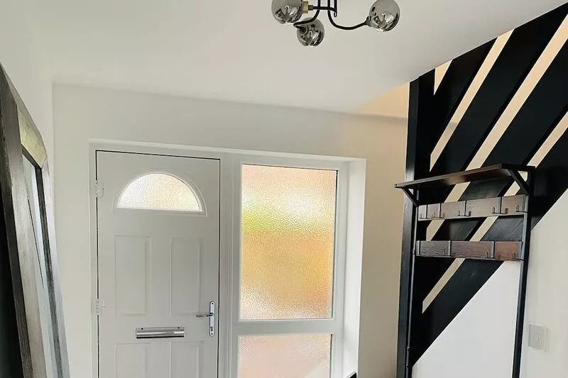Cosy 2 bedroom detached home in Bromley with secure off-street parking