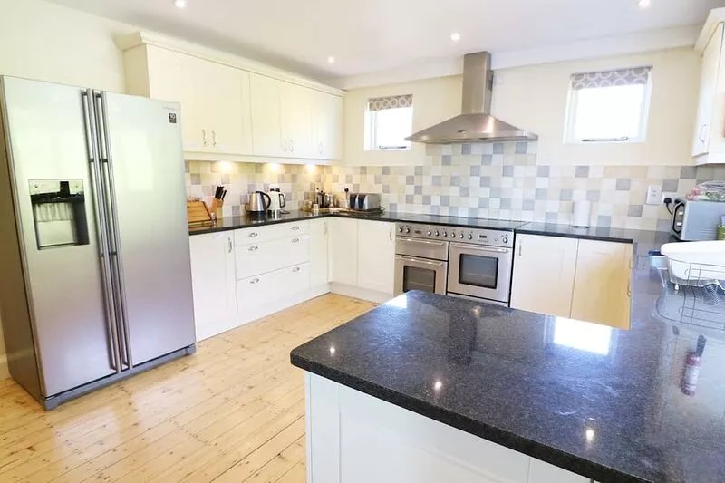 GHYLL BANK HOUSE, pet friendly, with open fire in Staveley