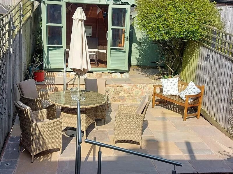MEADOW VIEW COTTAGE, pet friendly, with a garden in Lympstone