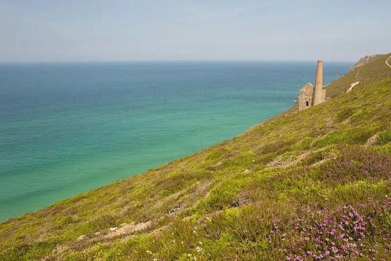 This spacious, detached holiday home is just a short walk from the beach.