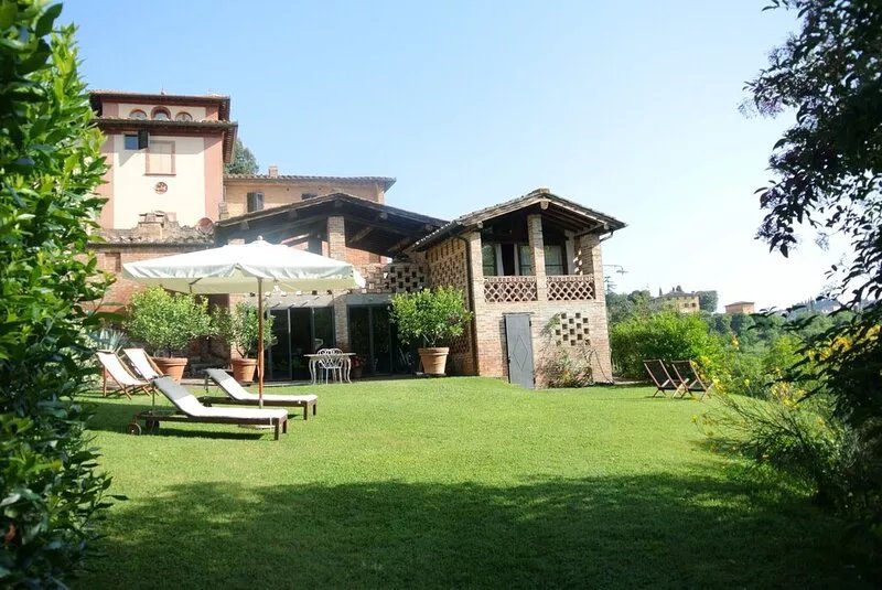 Country Farmhouse with Magnificient Gardens near Siena, Tuscany