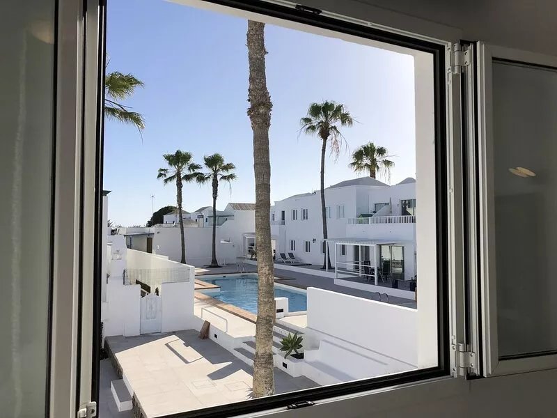 New Sea Breeze Apartment at Main Golden Sand Beach/Restaurants, Pool, Free Wifi