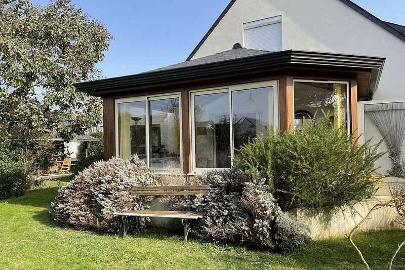 LIGHT, SPACIOUS AND COMFORTABLE HOUSE WITH BIG CLOSED GARDEN WITH WIFI.