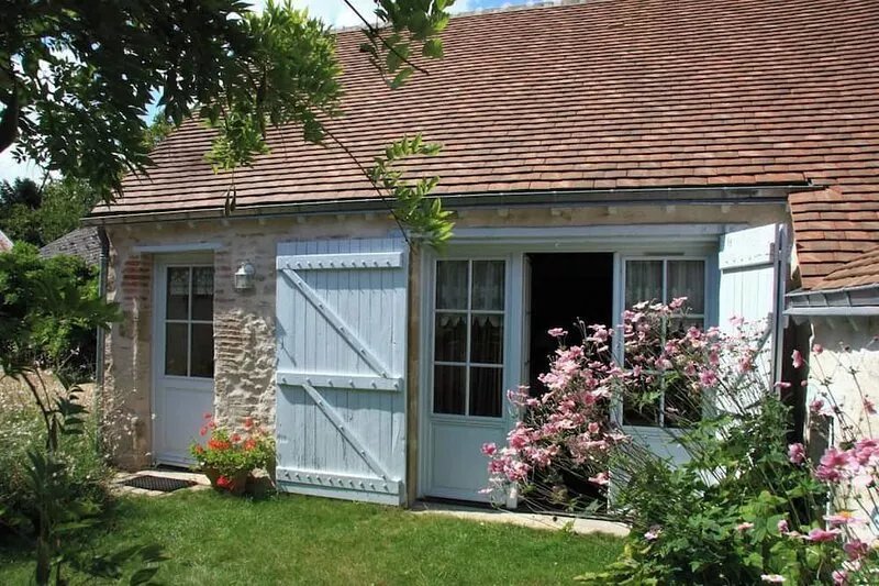 Homerez - Comfortable House with Garden in Mardié + Terrace