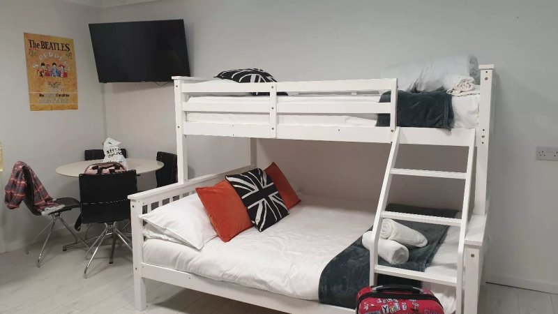 Bond Hotel