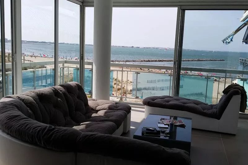 Splendid 115m2 apartment 1st line sea view