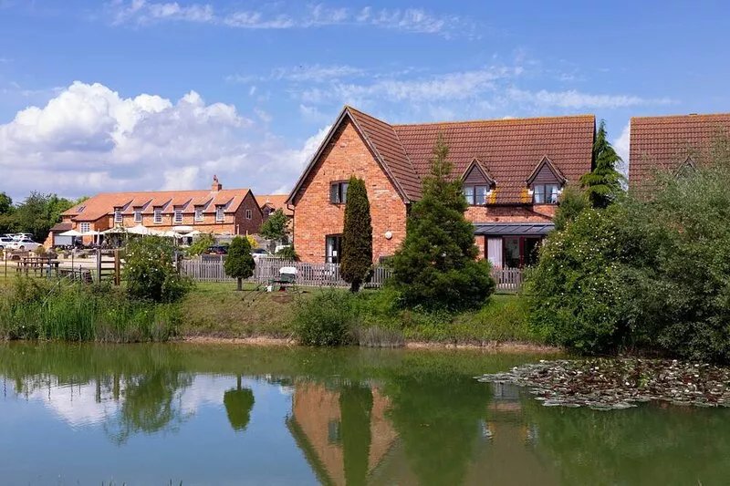 Pet friendly lakeside cottage with private hot tub, onsite golf course & cafe