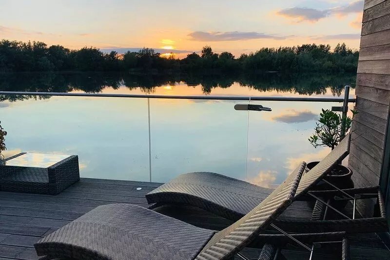 Malachite Lodge: Exquisite Lakeside Luxury in the Heart of the Cotswolds