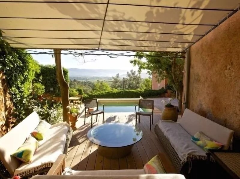In Roussillon Village a private home  with a small basin and a fantastic view