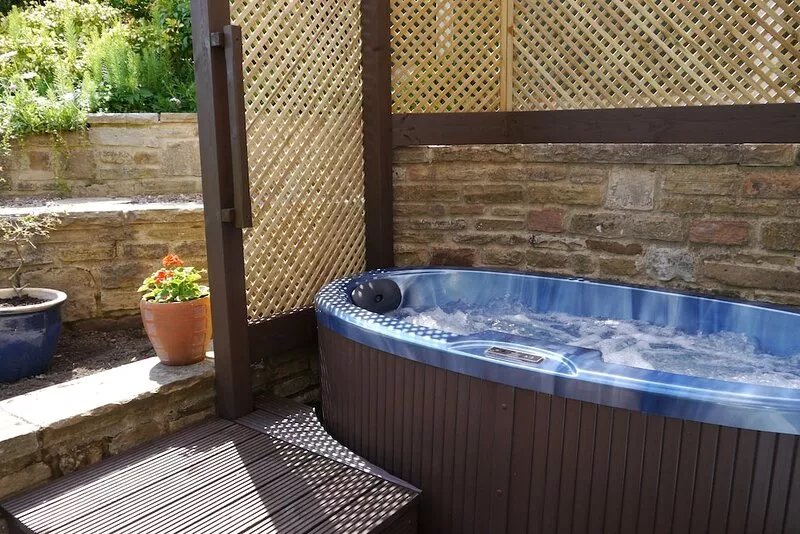 The Granary with hot tub - 2 miles from Skipton