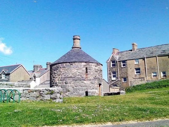 Ty Crwn (Round House)
