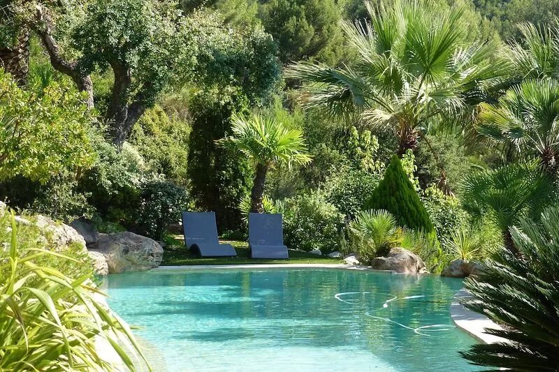 air-conditioned villa, heated swimming pool nestled in an exceptional park.