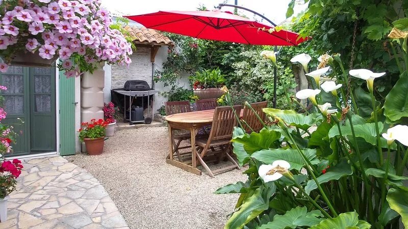 A Charming Charentaise Converted Barn with courtyard garden and barbecue