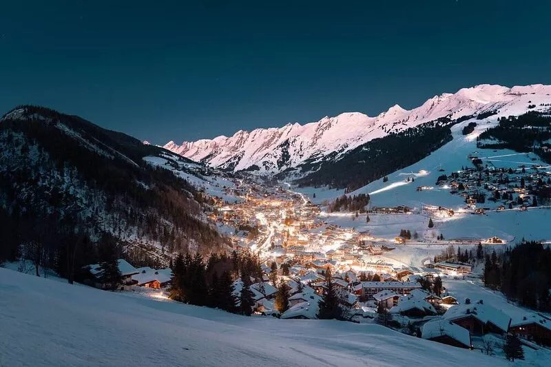 350m from the ski lifts, parking, in the village center of La Clusaz