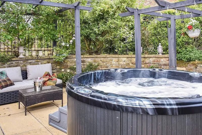Hadrians Garden Cottage - UK3323