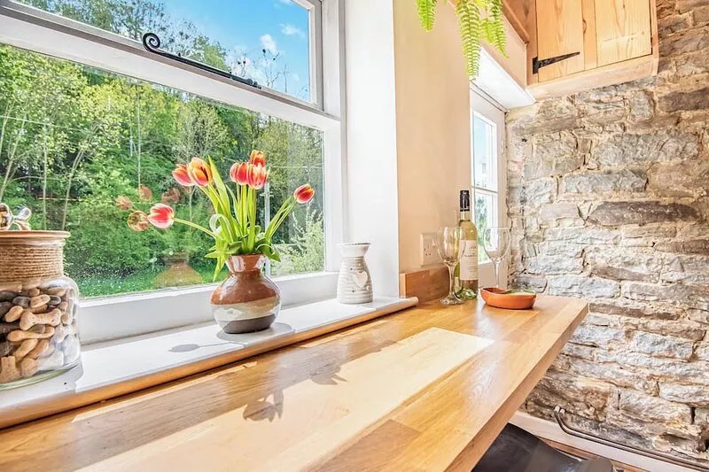 Jackdaw Cottage is a lovely ‘chocolate box’ cottage with a large enclosed