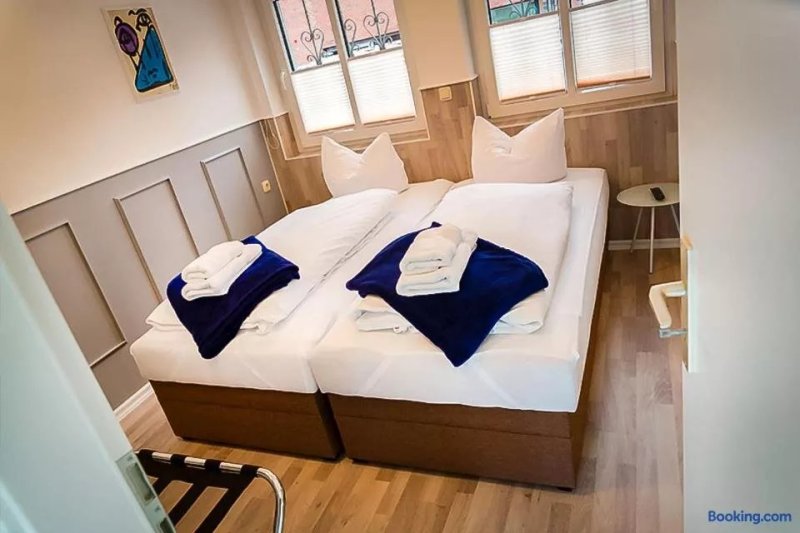 H& Apartments im Herzen der Stadt geraumig ruhig zentral mit Kuche und Esstisch