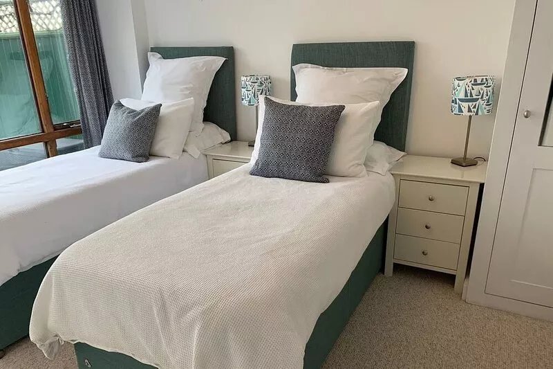 Peaceful hideaway with scenic views. Hot-tub & dog-friendly walled garden
