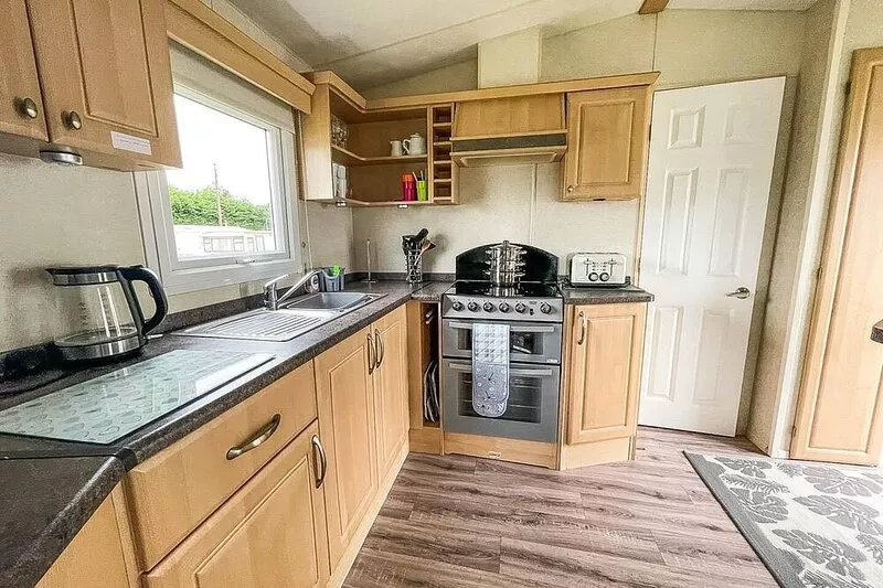 Lovely 8 berth caravan at Breydon Water Park, nearby Norfolk Broads ref 10111B