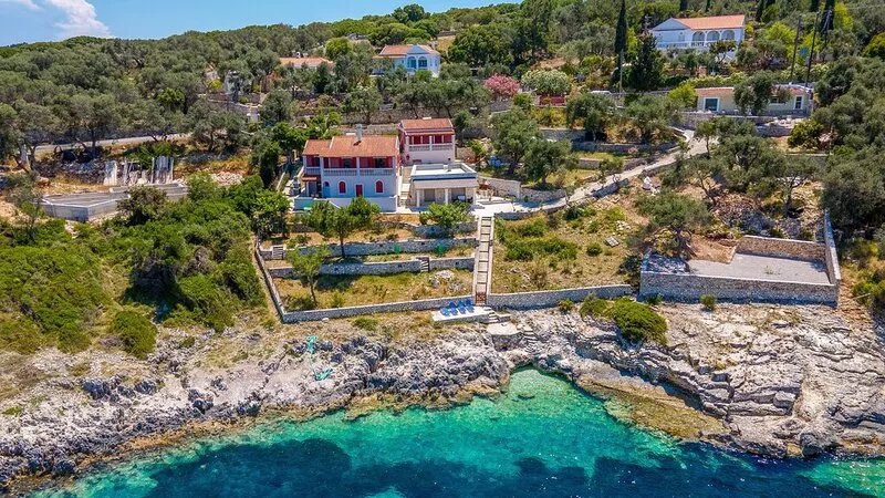 PAXOS  SUNRISE Villa Beach front,a mazing location , few step from the sea