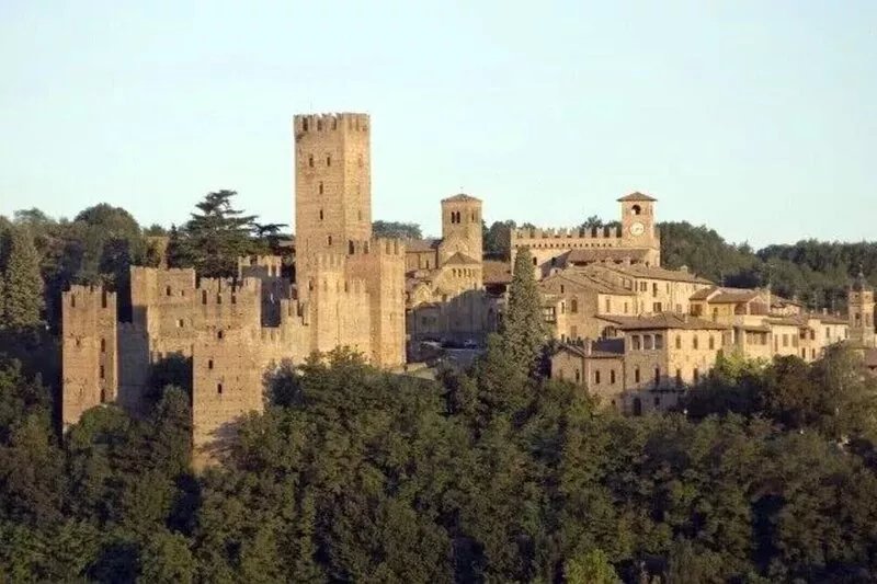 BEAUTIFULLY RESTORED 3 BEDROOM FARMHOUSE, in the green hills of Emilia