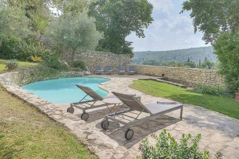 Superb villa with view, quiet location 8 minutes' walk from the center of Uzès!