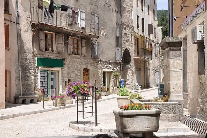 Beautiful apartment in a house in the heart of Provence