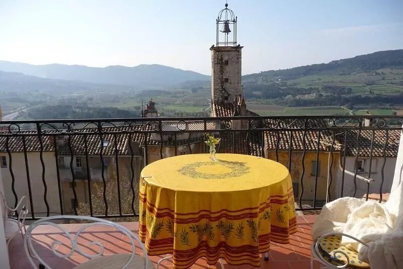 Very nice duplex apartment, terrace and panoramic view in a medieval village