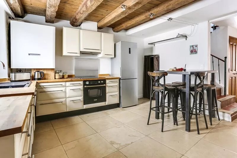 UNIQUE IN THE CITY CENTER: WARM TOWNHOUSE WITH PRIVATE PATIO AND JACUZZI