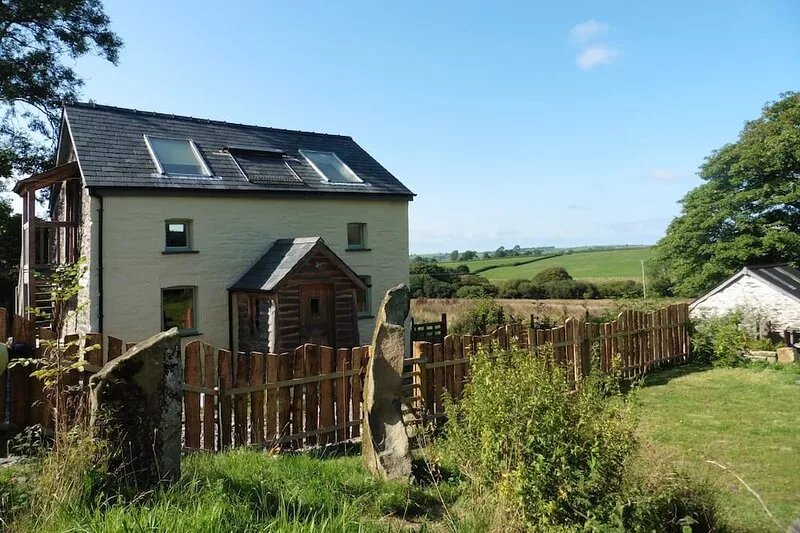 Bwthyn Bran, 1-bed cosy cottage on the edge of the Preseli hills. Pet friendly
