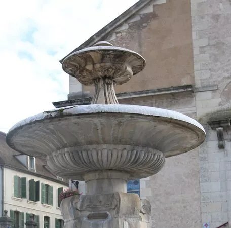 Fontaine Sur La Place De L'eglise