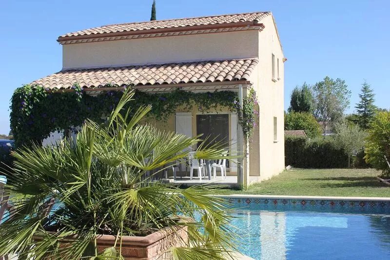 Quiet country house close to everything with air conditioning and 10 x 5 pool