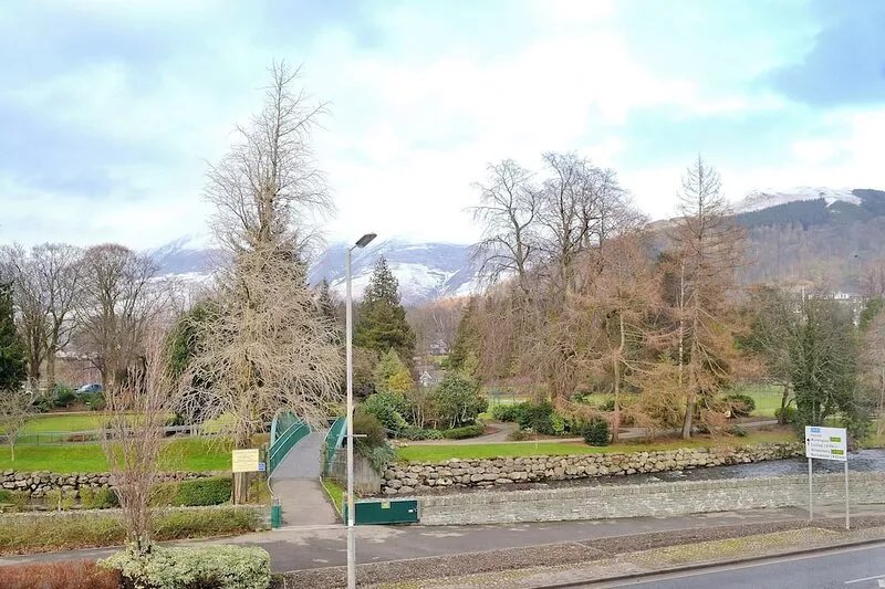 Situated in an ideal location just across the road from Fitz Park and the River