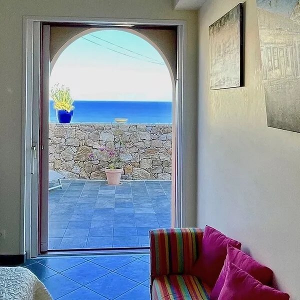 renting a charming house, sea view, very well located.