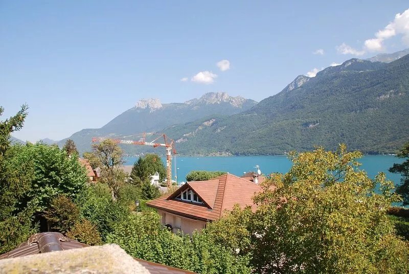 Magnificent Savoyard house on the shore of Lake Annecy, 2 minutes from the beach