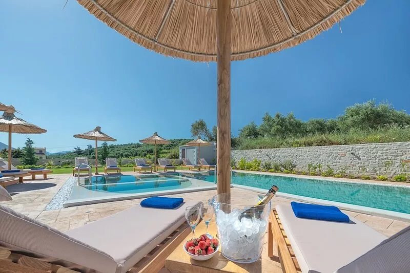 Ivoni Villa, an Iconic Summer Retreat! Child friendly Villa, Outdoor Playground!