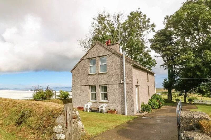 GARREG LWYD FARM, pet friendly, character holiday cottage in Nefyn