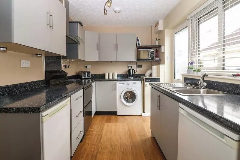 TY GLAN MORFA, pet friendly, with a garden in Morfa Bychan