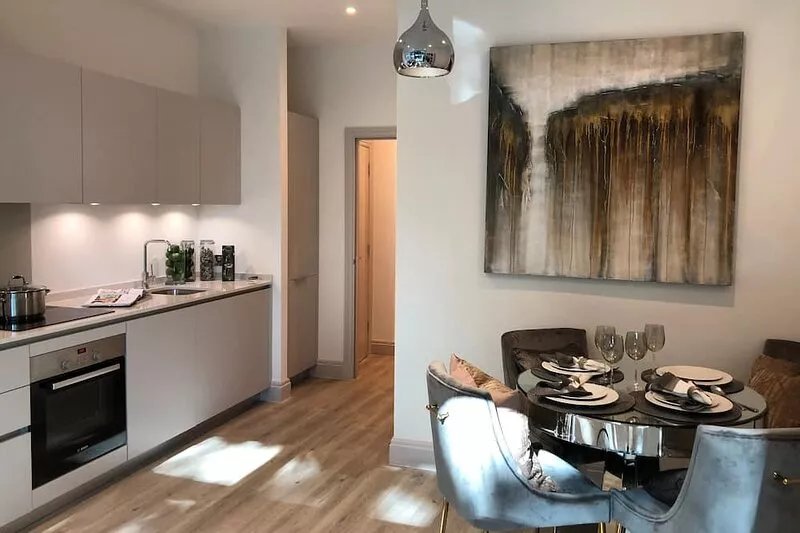 New contemporary flat with gated parking,walk to shops, movies,restaurants,tubes