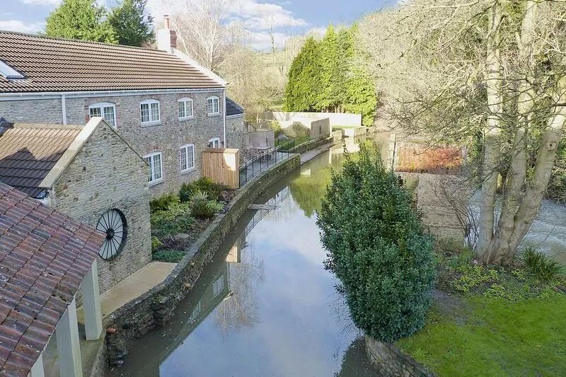 Located just 1 mile away from the centre of Frome, yet in a peaceful location
