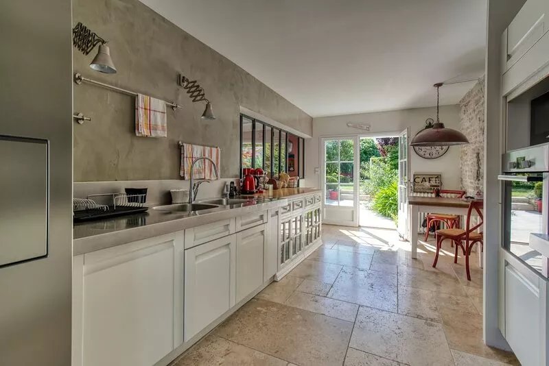 In the heart of Saint Martin de Ré, large house with courtyard, garden and