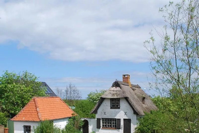 Living with a view of the dyke for connoisseurs