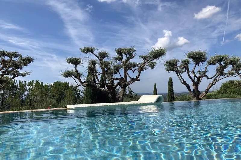 30 minutes from the Mediterranean, a superb service.