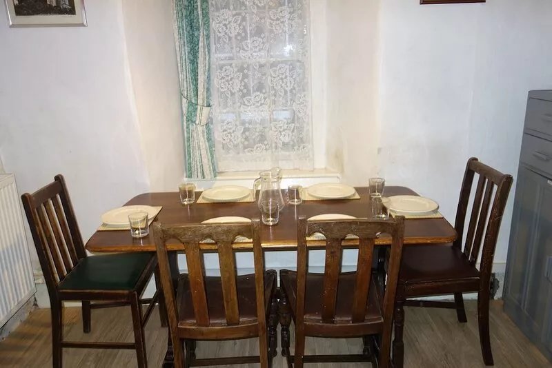 Family friendly 1711 stone built cottage in town centre