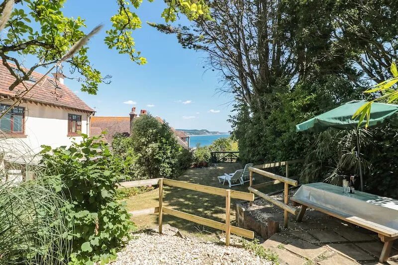 HESELWOOD, pet friendly, character holiday cottage in Lyme Regis