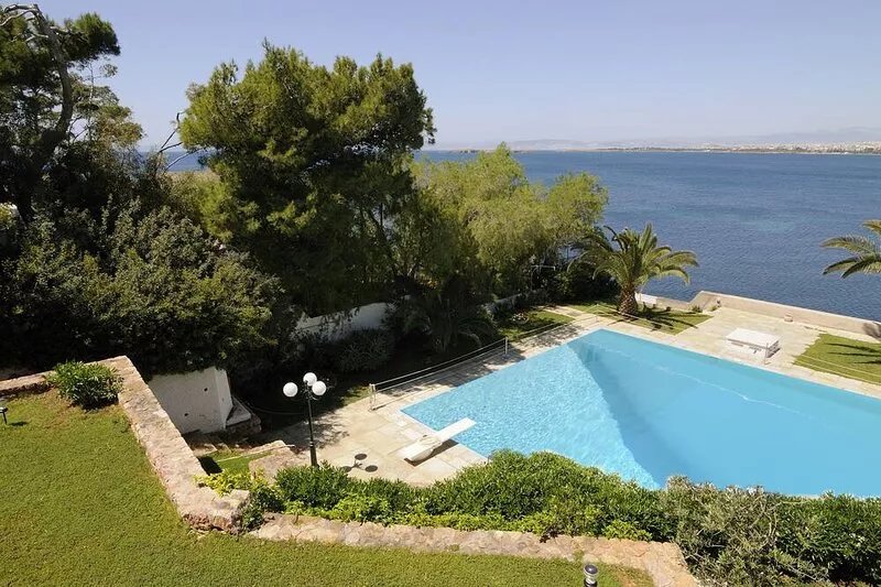 Family friendly lux apartment by the beach w/ pool,best view, 25mins from Athen