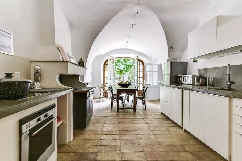 Charming Renovated Old House next to Lourmarin with swimming pool and A/C