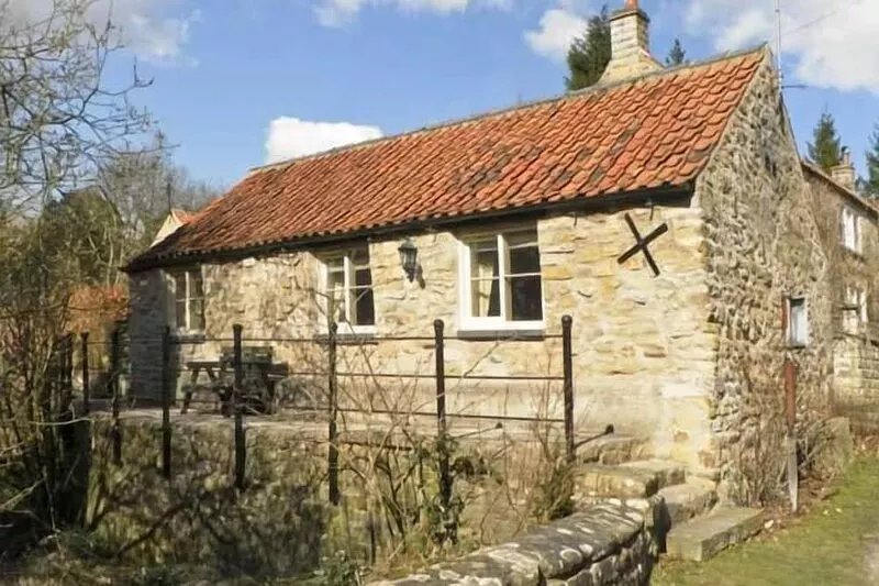 BECKSIDE, luxury holiday cottage, with a garden in Lastingham