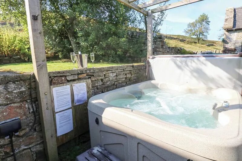 EAST CROSSTHWAITE COTTAGE, family friendly in Middleton-In-Teesdale